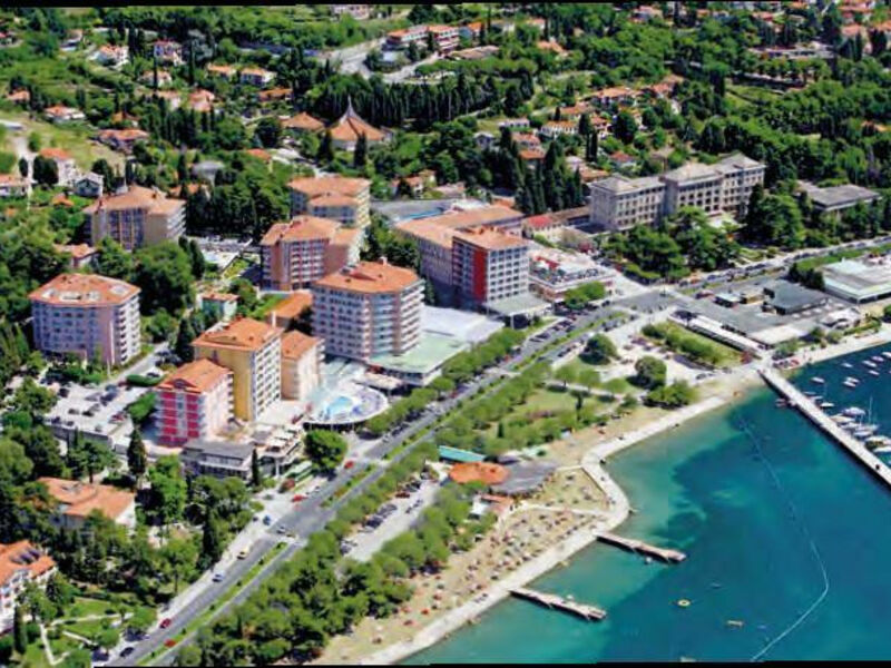 Socializing Hotel Mirna