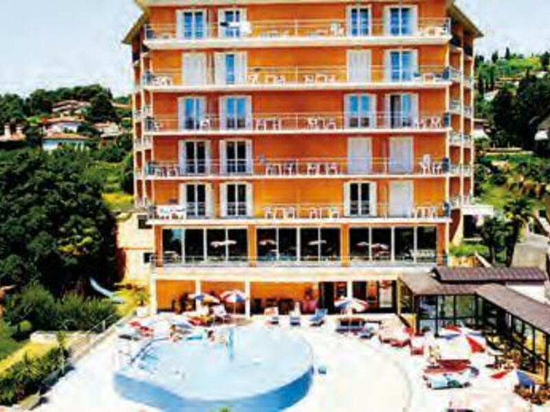 Socializing Hotel Mirna