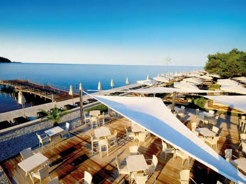 Socializing Hotel Mirna