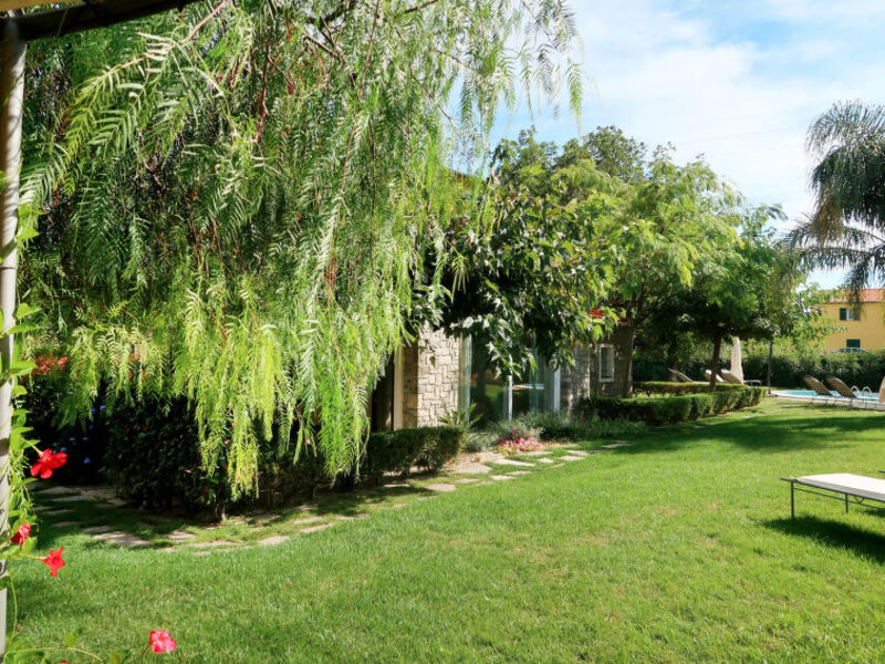 Rosso - Res. Nel Giardino Di Renzo