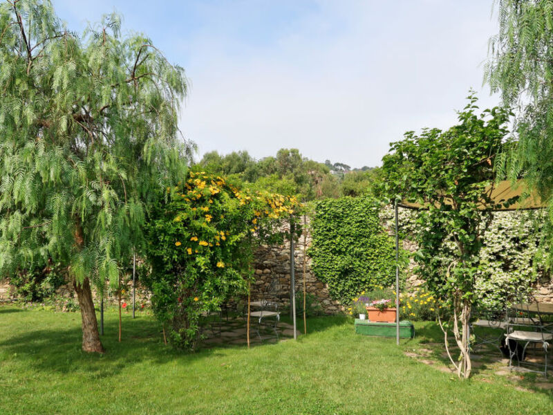 Rosso - Res. Nel Giardino Di Renzo