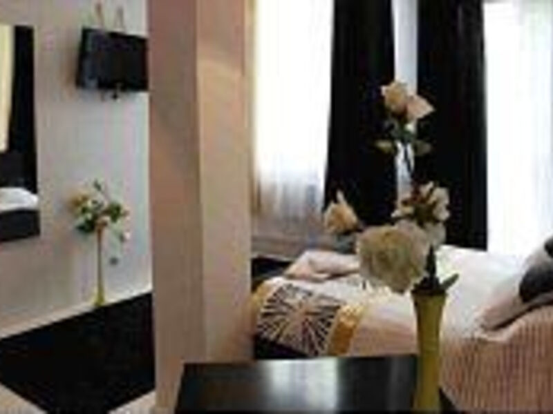 Hotel Black & White