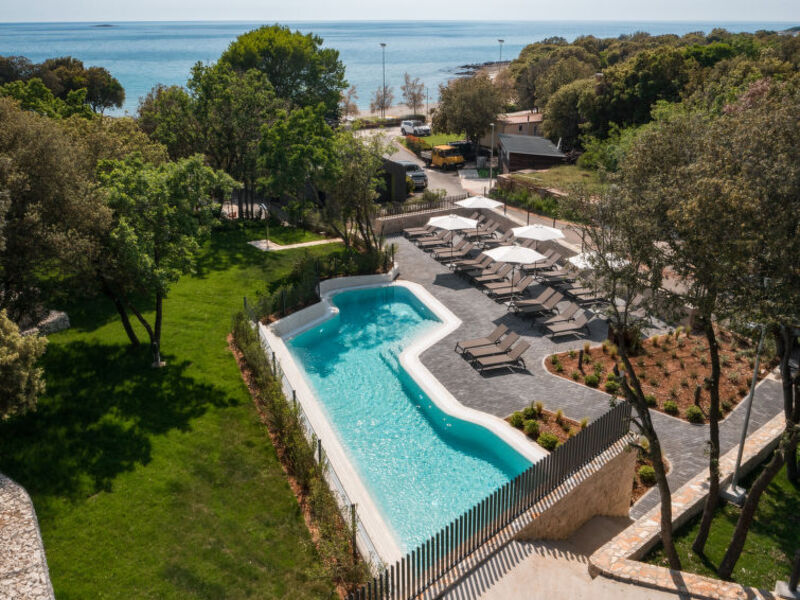 Luxury Bay Villa with private hot tub