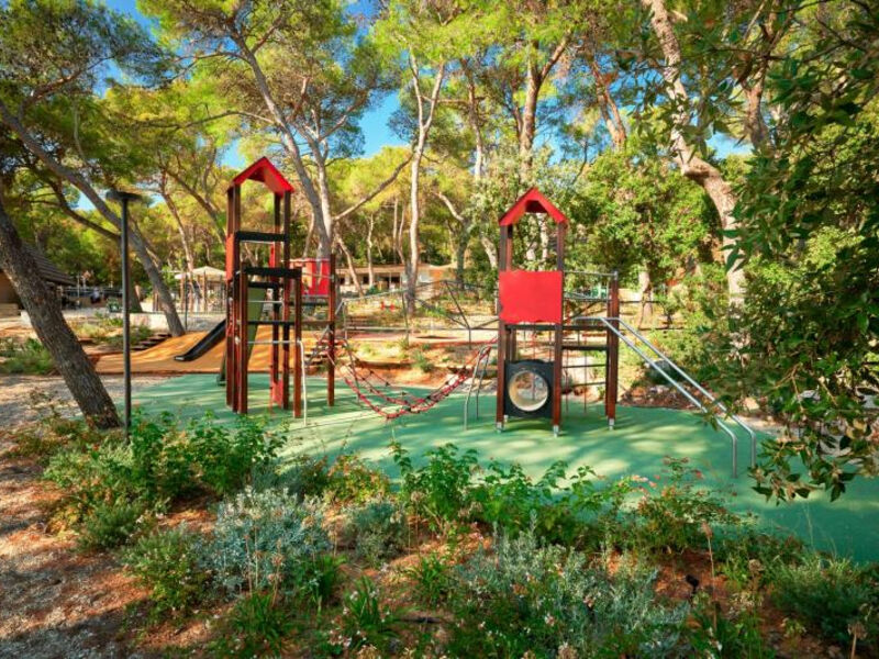 Tur.Komplex Kamp Pine Beach