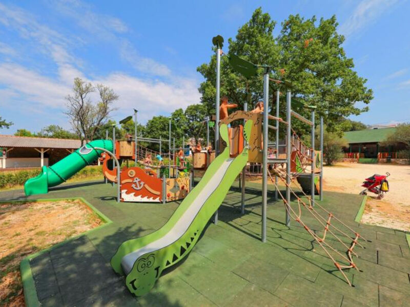Tur.Komplex Kamp Pine Beach