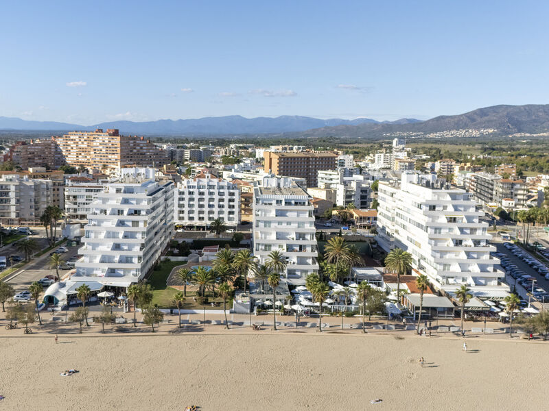 Roses Holiday Center