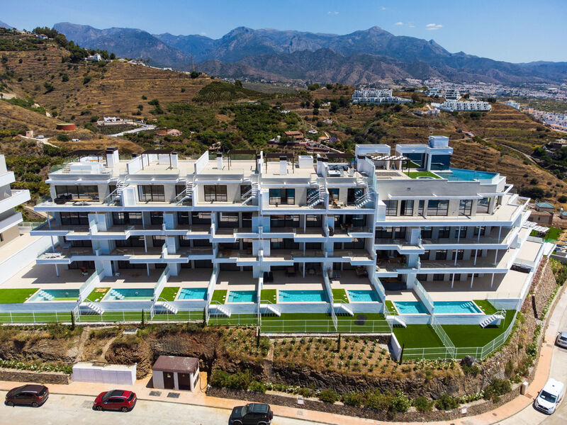 Collection View Free Spa & Padel