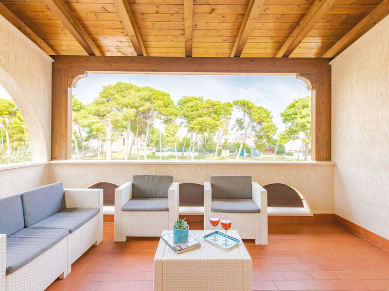 Flacher Rasen rechts