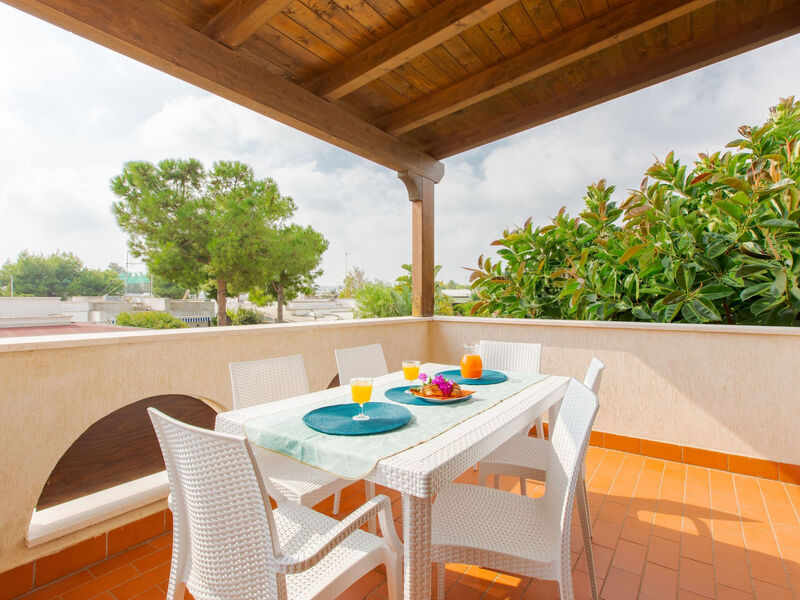 Flacher Rasen rechts