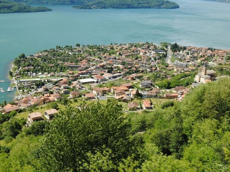 Lakeside Attic Apartment
