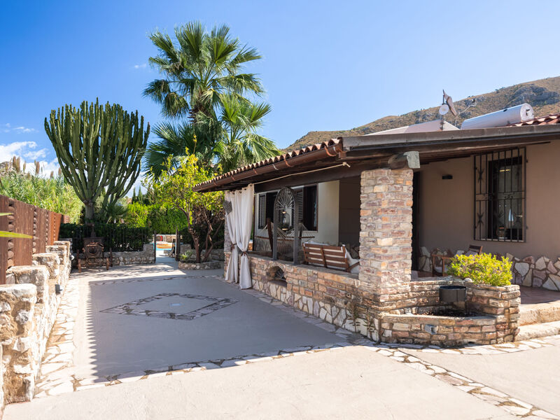 Nicole Con Dependance