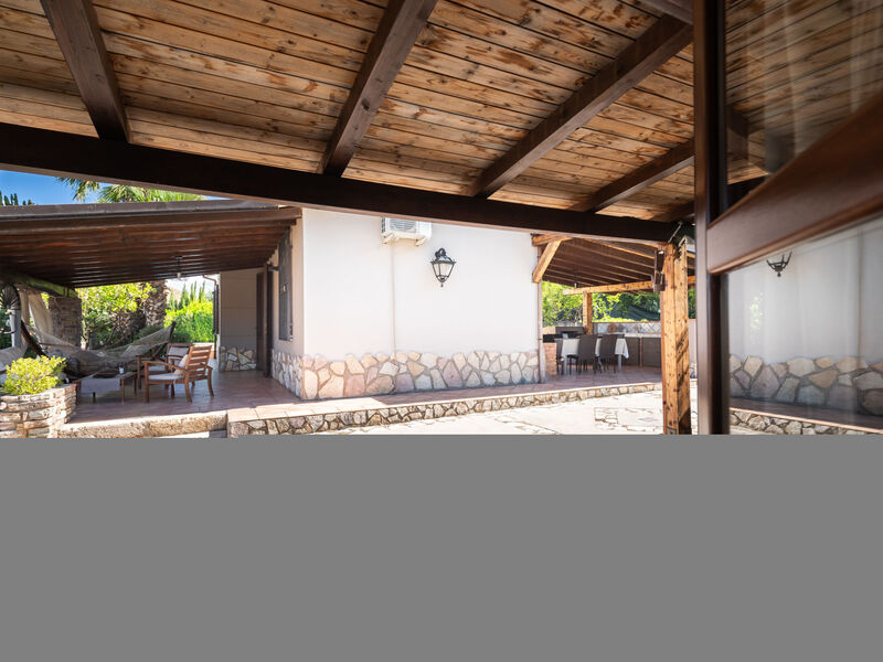 Nicole Con Dependance