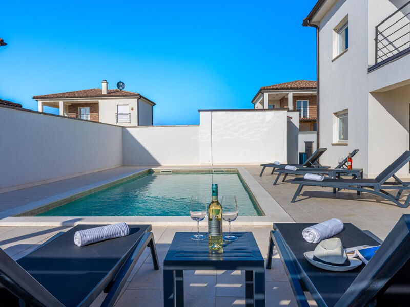 Objekt 4 Schlafzimmer, 3 Badezimmer, Küche, Wohnzimmer, privater Pool, Grill