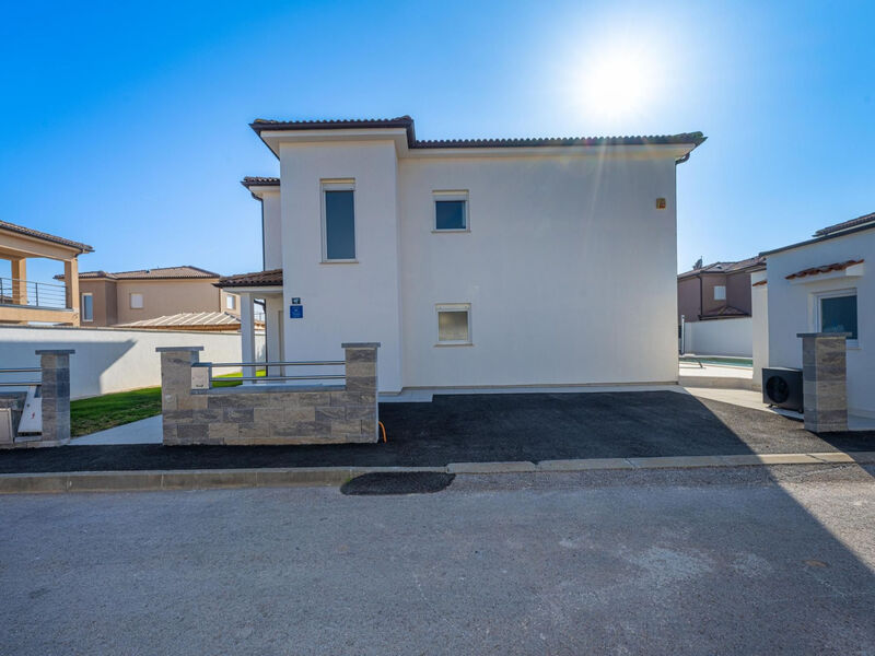 Objekt 4 Schlafzimmer, 3 Badezimmer, Küche, Wohnzimmer, privater Pool, Grill