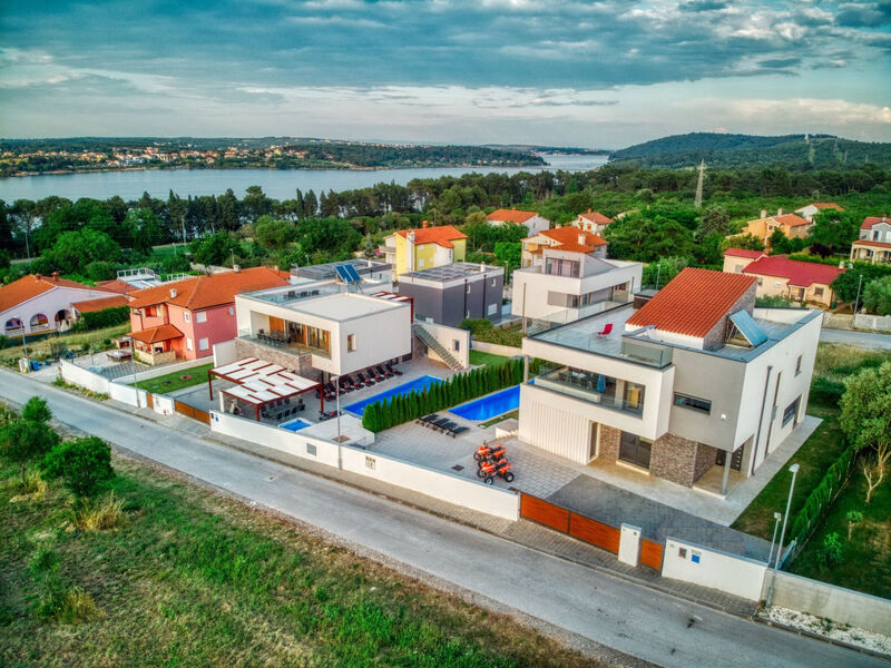 Leon's Holiday Homes
