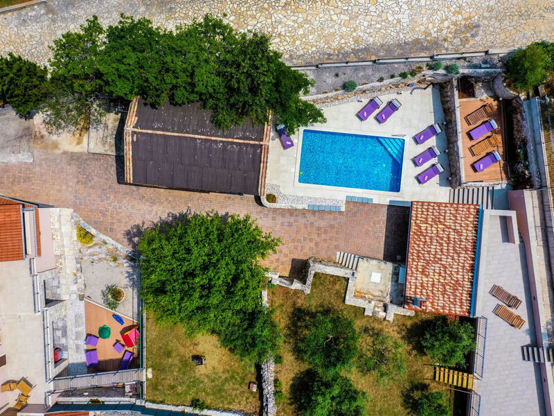 Luxuriöse Villa auf großem Privatgrundstück