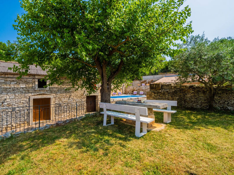 Luxuriöse Villa auf großem Privatgrundstück