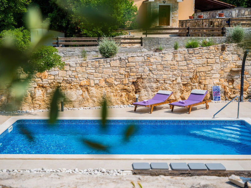 Luxuriöse Villa auf großem Privatgrundstück