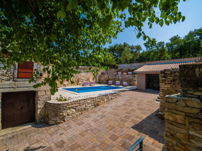 Luxuriöse Villa auf großem Privatgrundstück
