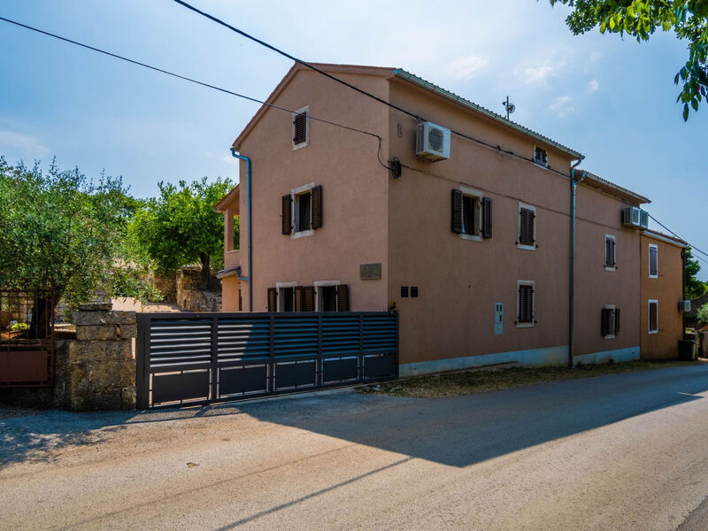 Luxuriöse Villa auf großem Privatgrundstück