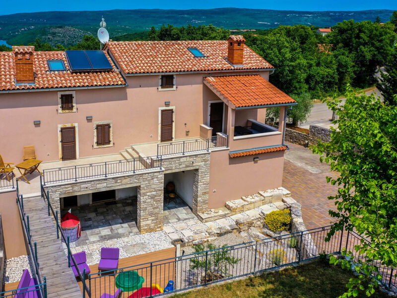 Luxuriöse Villa auf großem Privatgrundstück