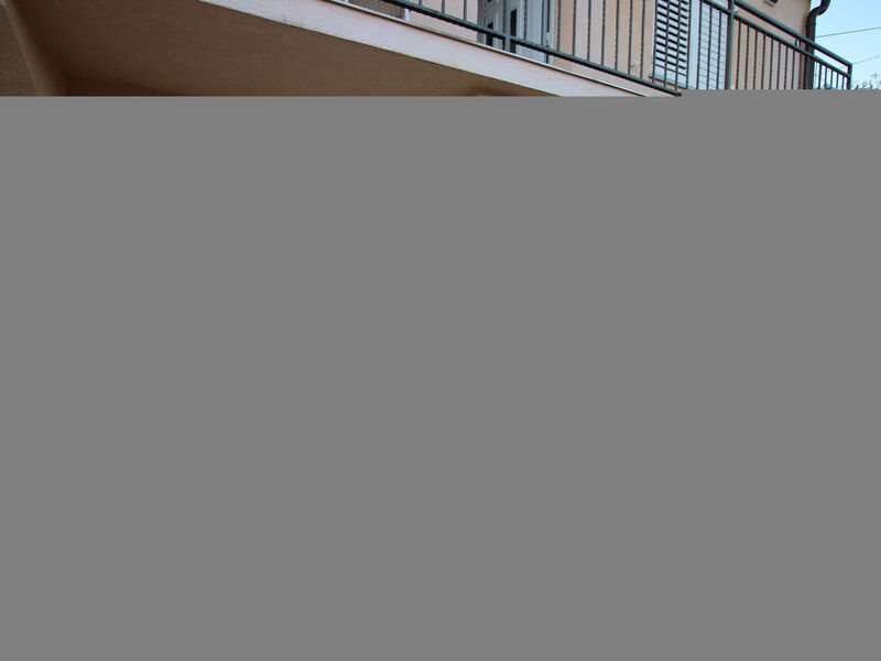 am schönen Kieselstrand.