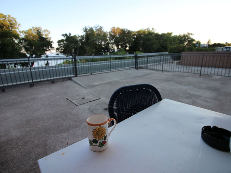 am schönen Kieselstrand.