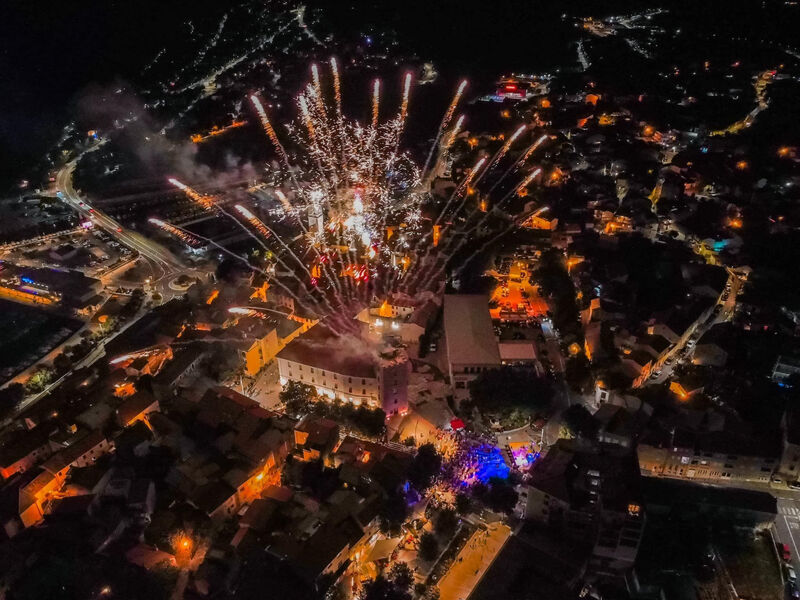 am schönen Kieselstrand.