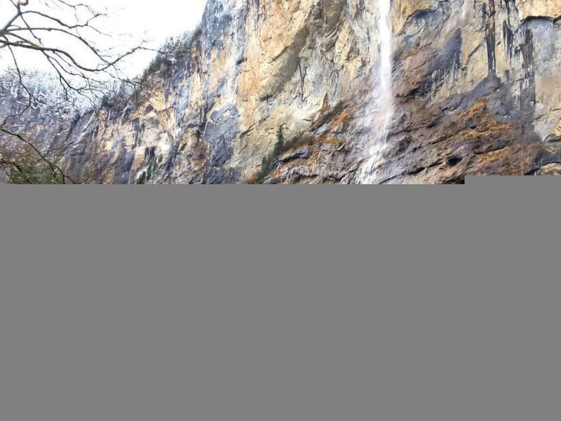 gegenüber den Staubbach Wasserfällen