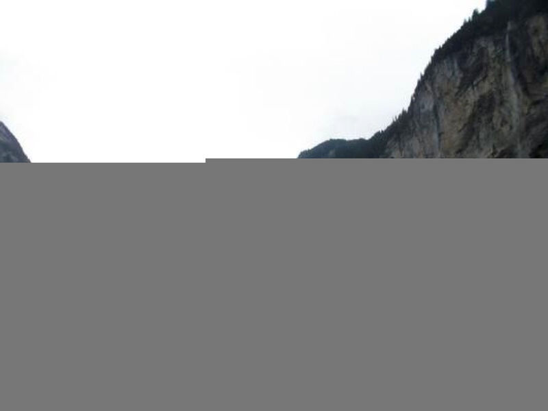 gegenüber den Staubbach Wasserfällen