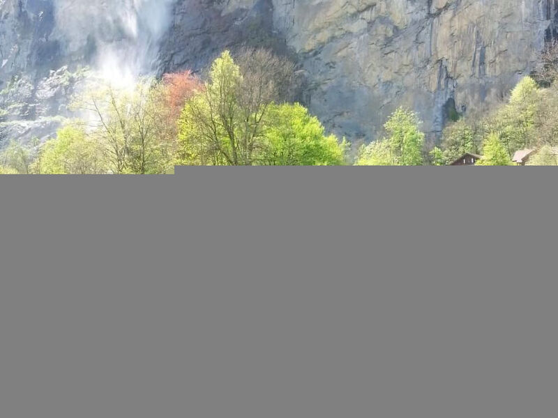 gegenüber den Staubbach Wasserfällen