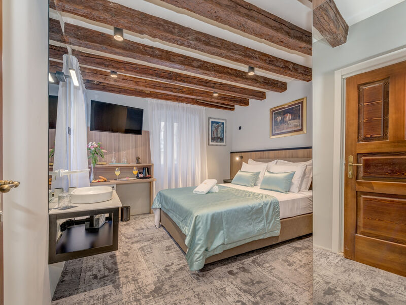 Hotel 3298-4946