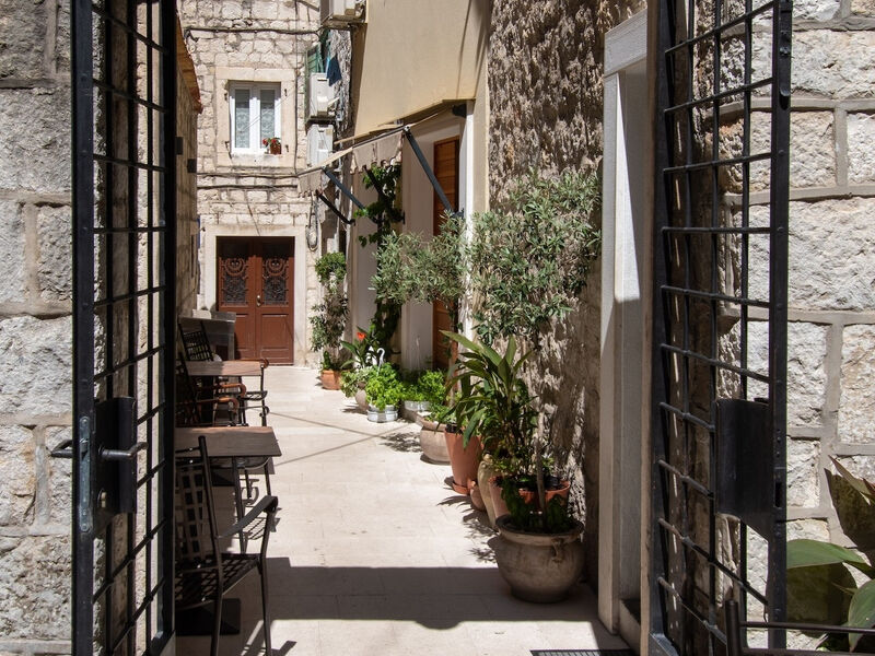 Hotel 3298-4946