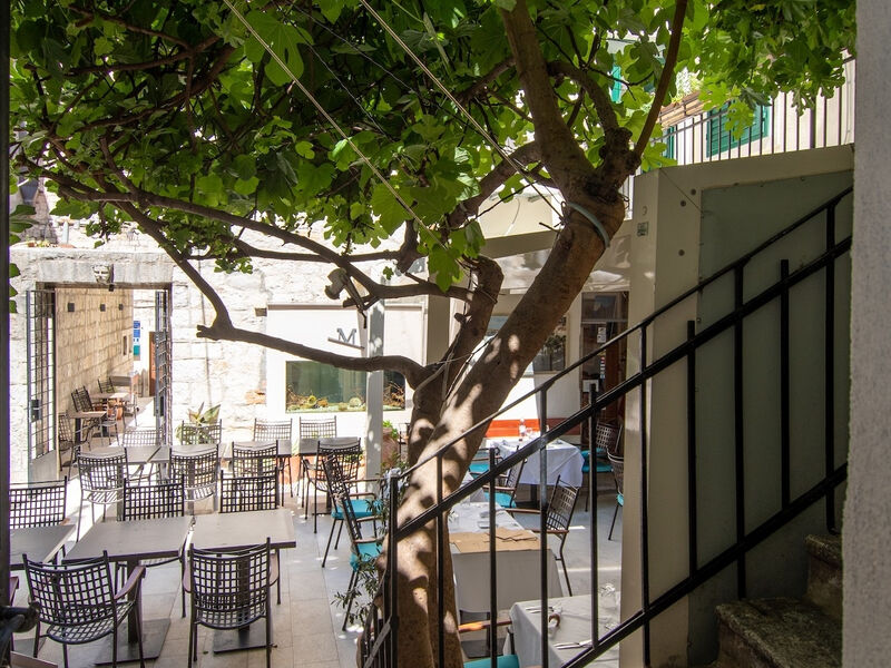 Hotel 3298-4946