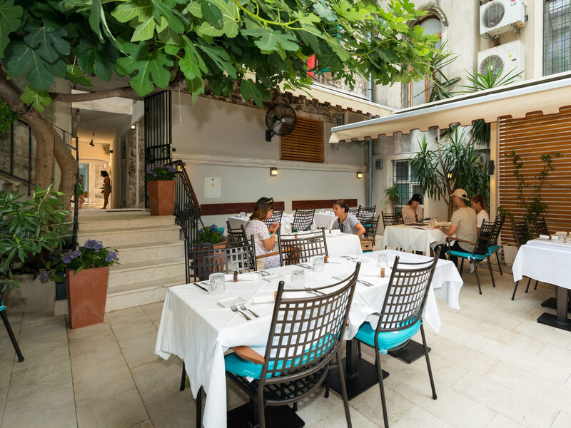 Hotel 3298-4946