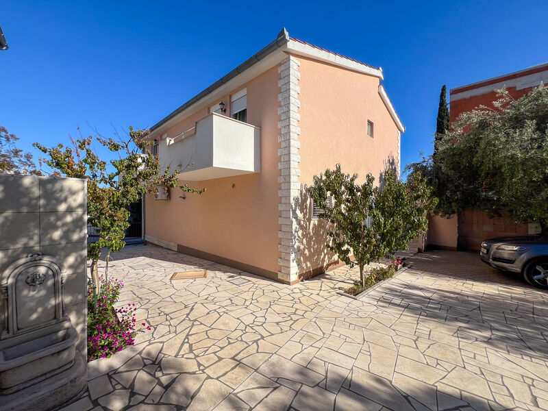 Vila Sale