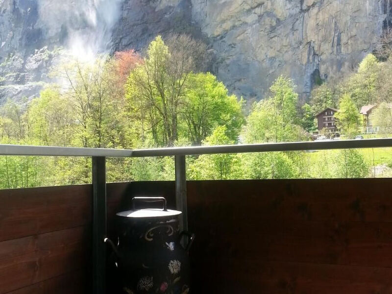 gegenüber den Staubbach Wasserfällen