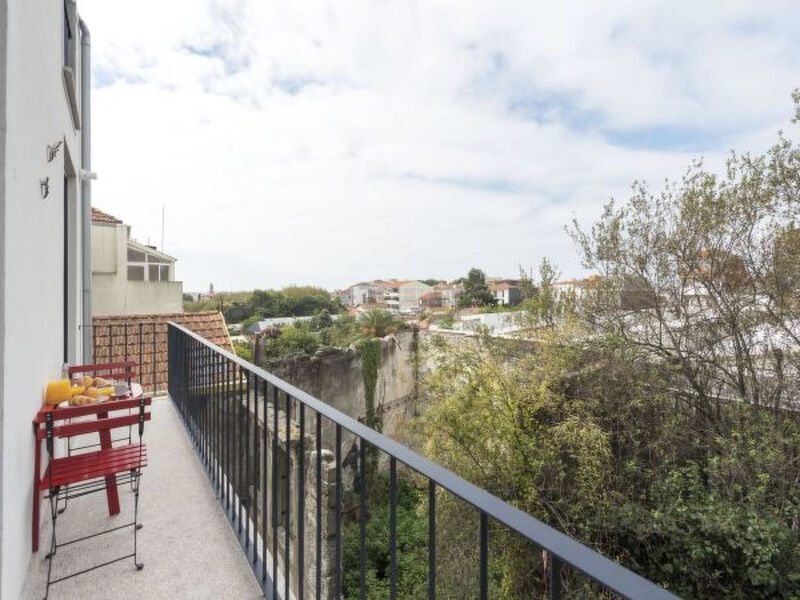 DOWNTOWN BRIGHT & BALCONY APARTMENT by VACATIONY