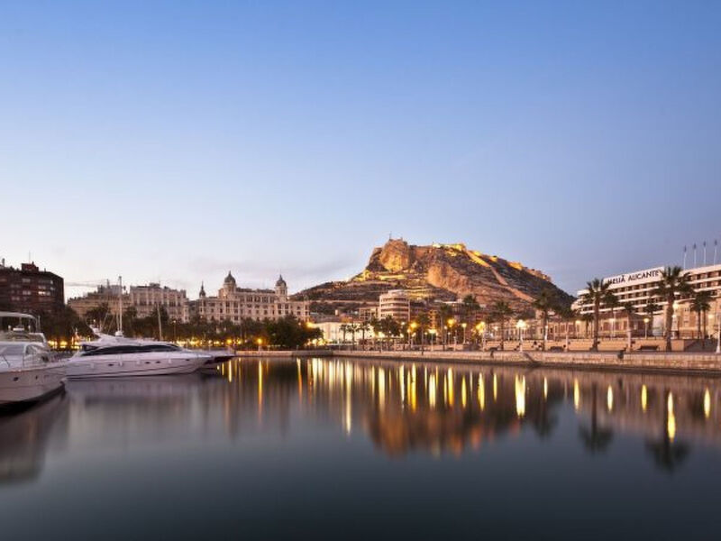 APART. GRANDE Y LUMINOSO EN EL CENTRO DE ALICANTE