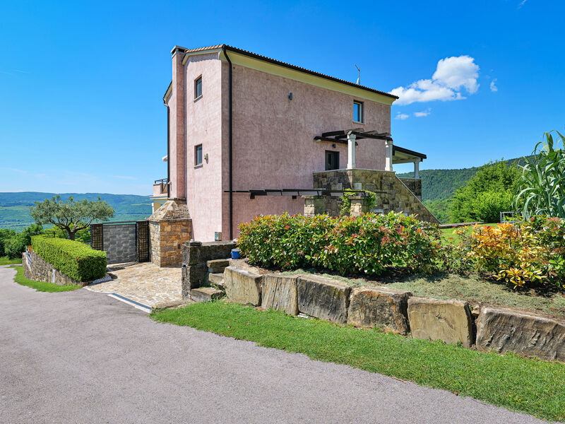 Vila Over the Hilltop