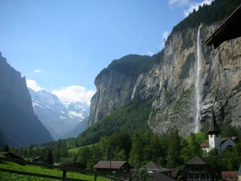 gegenüber den Staubbach Wasserfällen