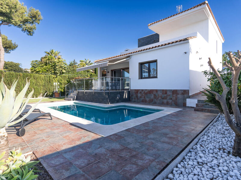 Modern Villa close to Costabella beach