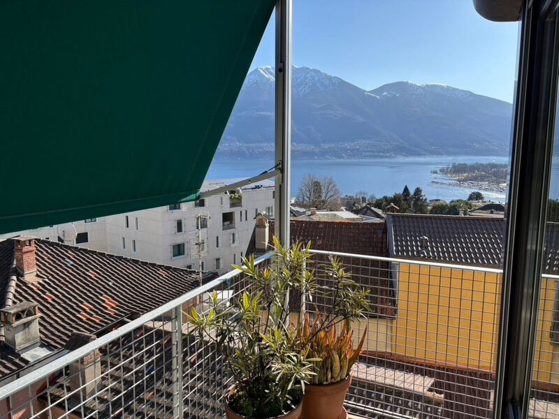 Freie Sicht auf See und Berge