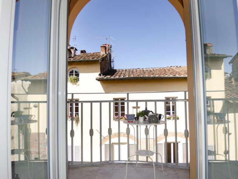 Sui Tetti Di Lucca