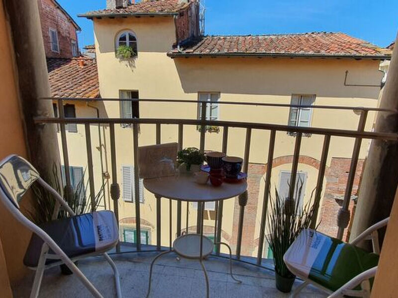 Sui Tetti Di Lucca