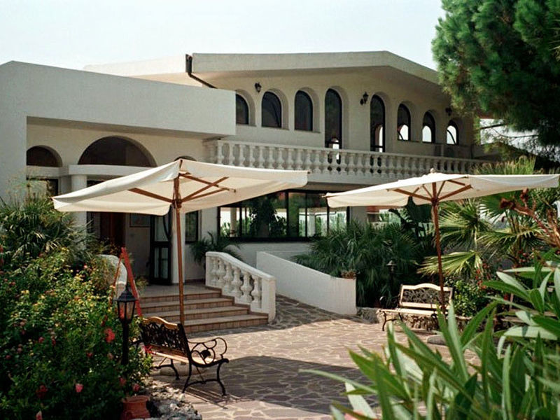 Aparthotel Pineta Petto Bianco